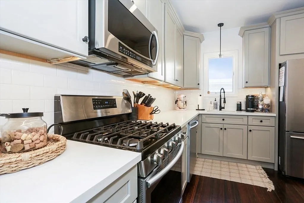 3 bed, 1.0 bath, 1400 sqft, $3,200 — Photo 1