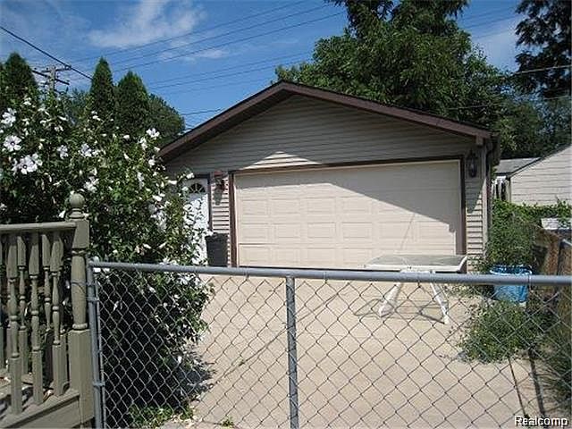 LR. 2 CAR GARAGE W/HEAT