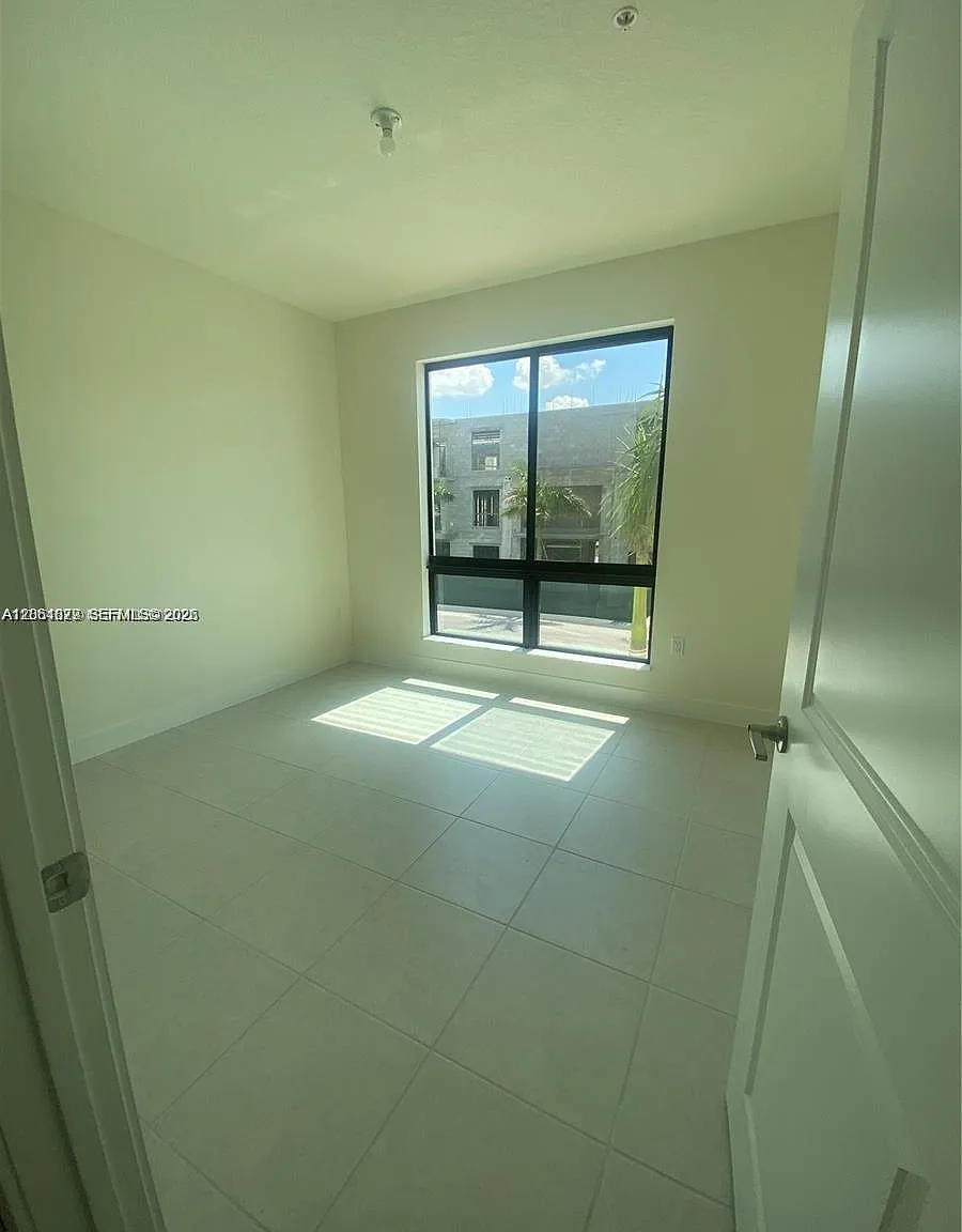 3 bed, 1124 sqft, $3,450 — Photo 3