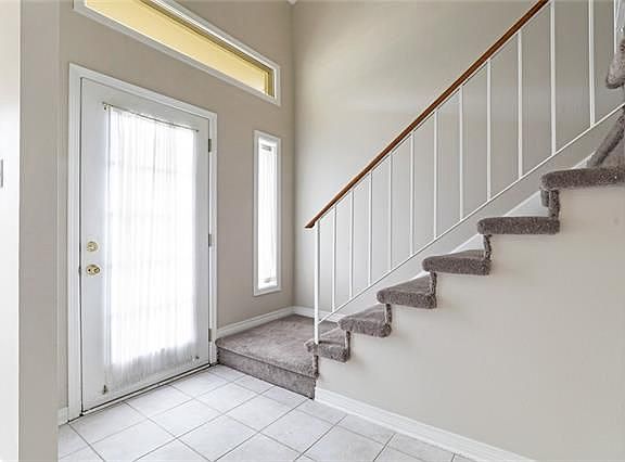 5th image of 627 Village Ln N APT A
