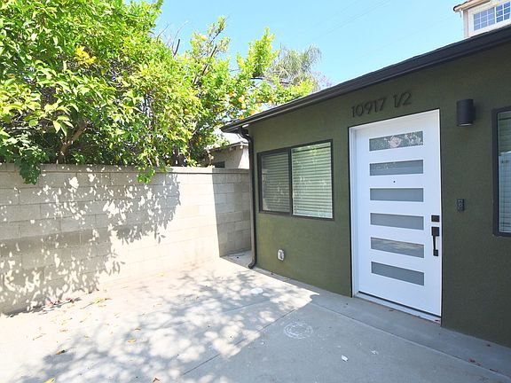 2nd image of 10919 Camarillo St #10917-1/2