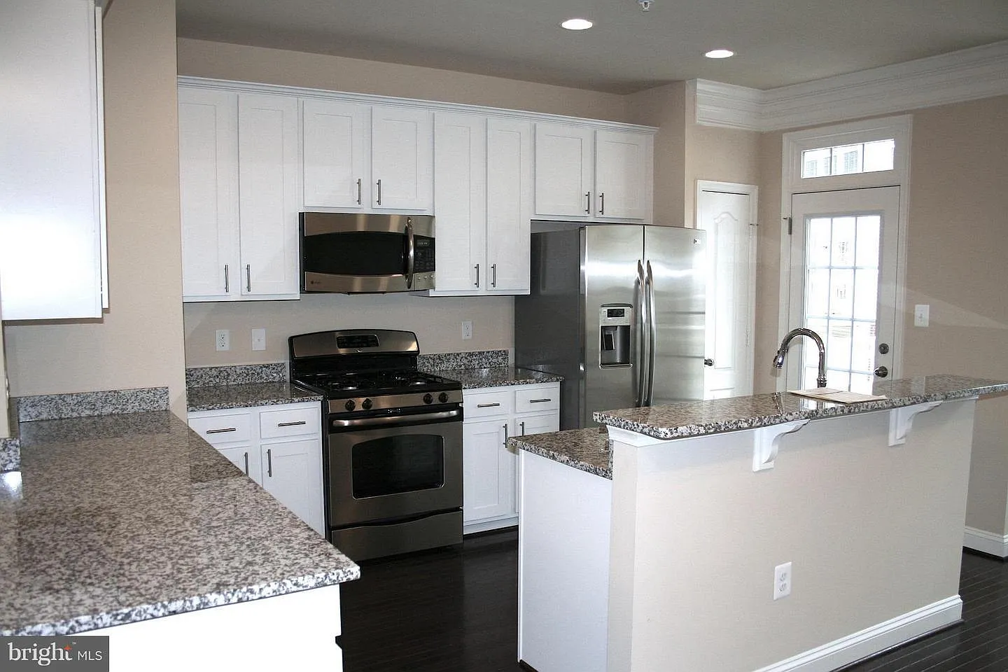 3 bed, 3.5 bath, 2300 sqft, $3,200 — Photo 3