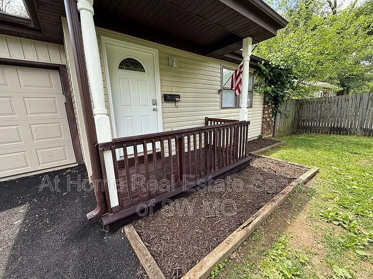 2940 W Walnut St — Photo 3