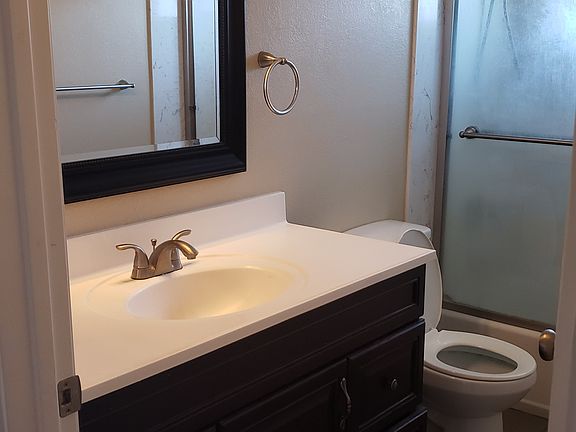 4th image of 215 Echo Ave #4
