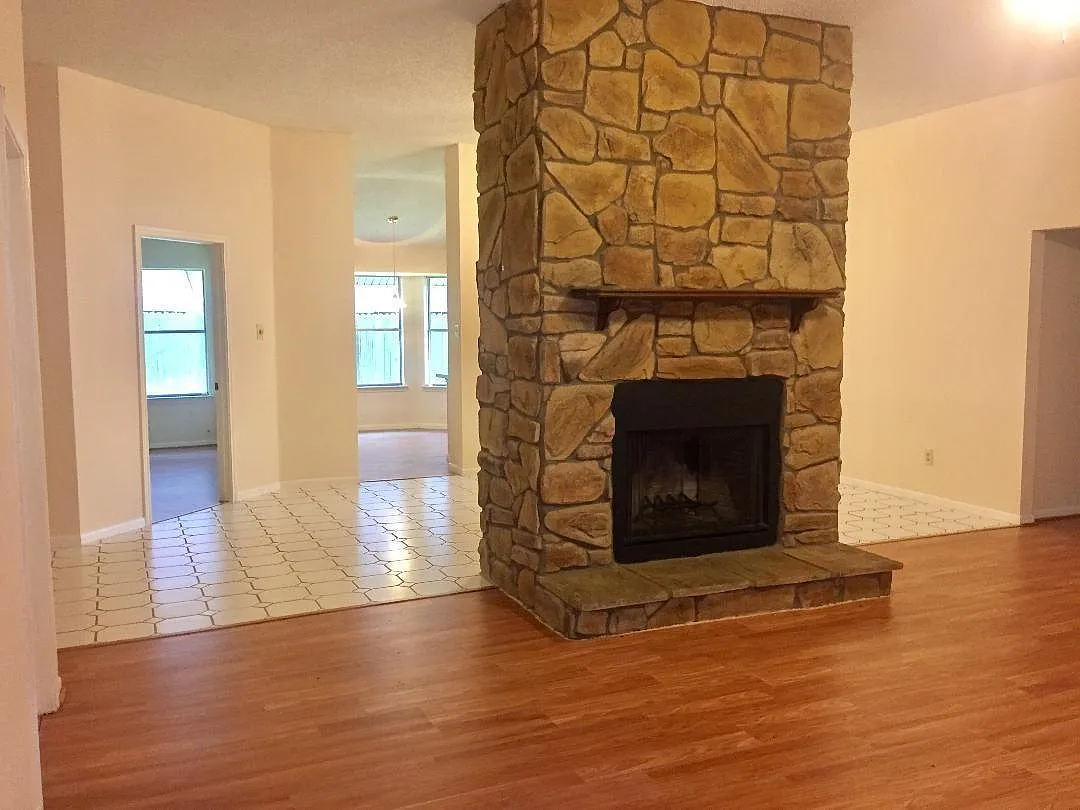 3 bed, 2.0 bath, 1783 sqft, $1,900 — Photo 2