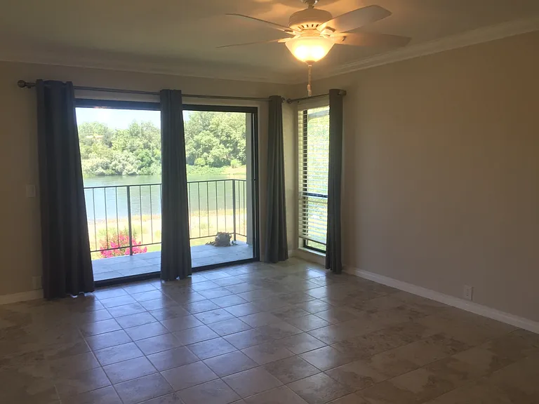 1015 Lakeside Dr — Photo 3