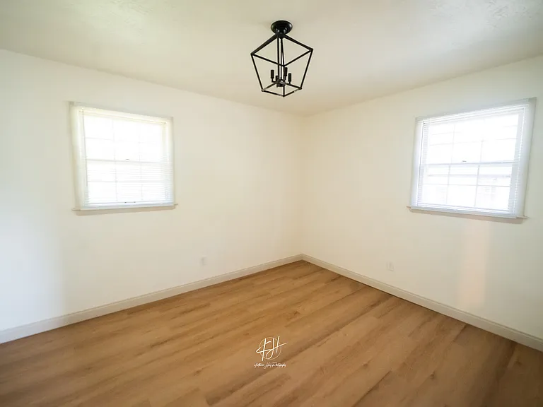 250 Lynnwood Dr — Photo 12