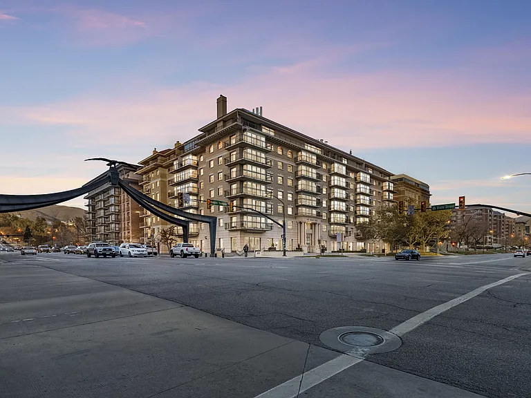 Eagle Gate Apartments — Photo 48