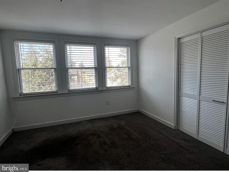 248 E Queen Ln — Photo 15