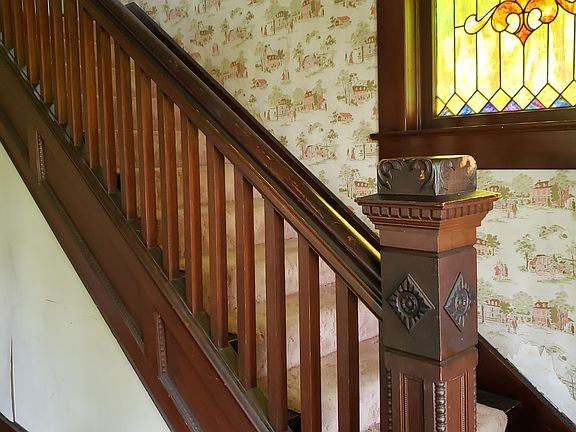 STAIRCASE/ STAINED GLASS 