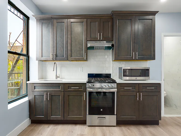 310 S 4th St #5 — Photo 1