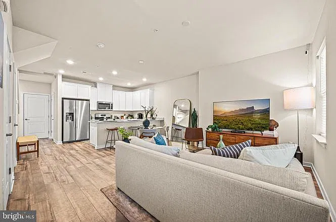 2 bed, 2.5 bath, 1237 sqft, $2,600 — Photo 3