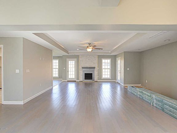 4th image of 400 Grand Oak Blvd