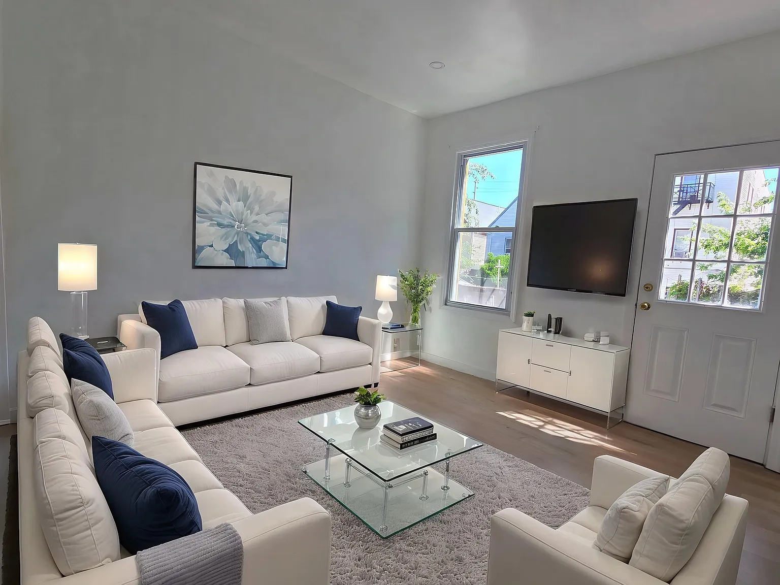 2 bed, 1.0 bath, 800 sqft, $2,050 — Photo 2