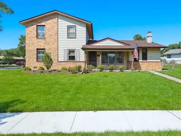 264 Tanglewood Dr, Elk Grove Village, IL 60007