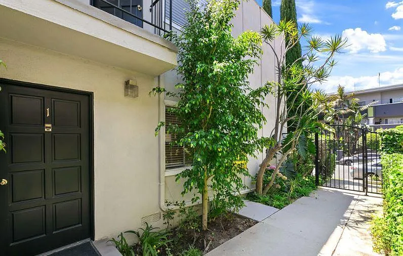 Building Photo - 1288 Barry Ave #6