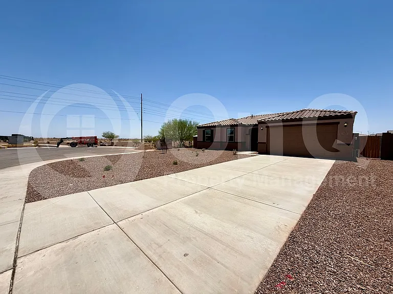 1477 E Chandler Ct — Photo 1