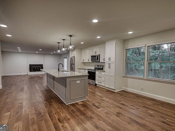 3rd image of 403 Greenwood Dr