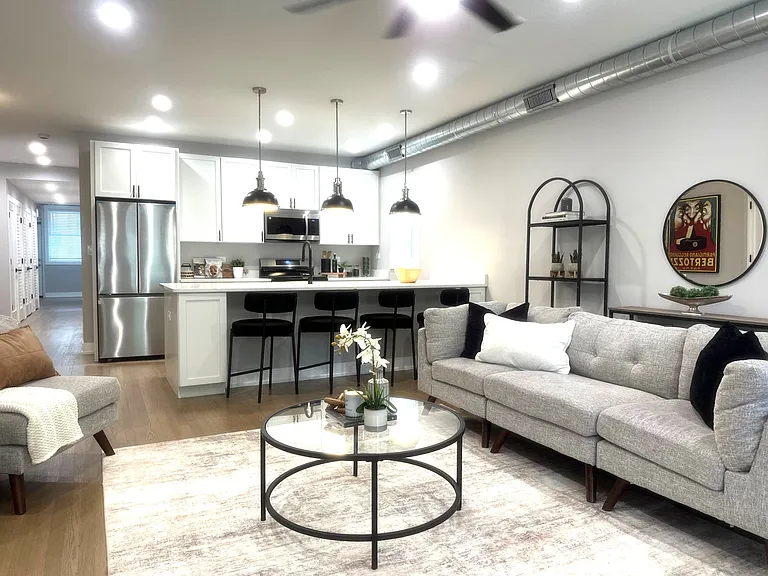 2639 W Carmen Ave #3E — Photo 1