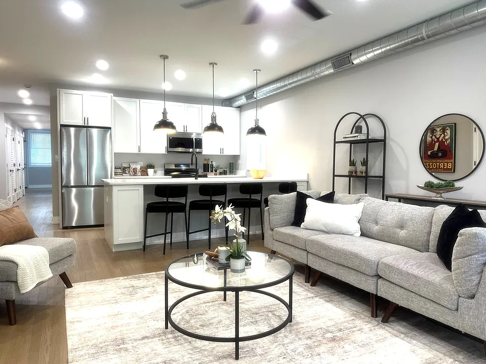 2639 W Carmen Ave #3E