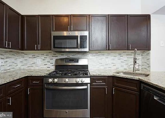4th image of 2108 Highcourt Ln