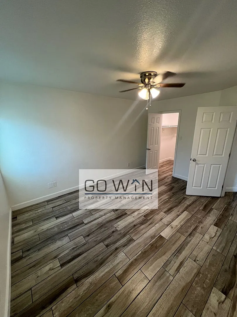 1727 W Mountain View Rd — Photo 4