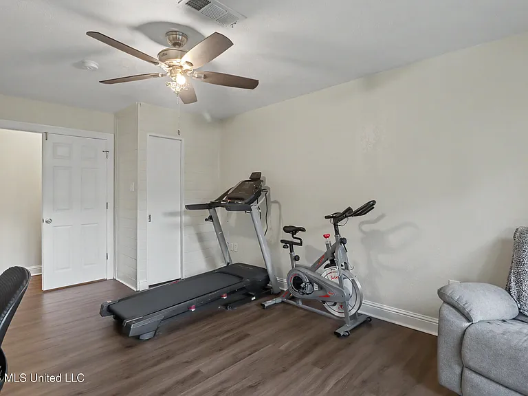 412 Woodland Park Dr — Photo 17