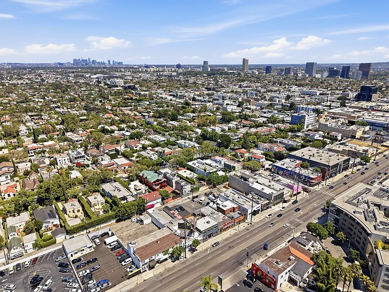 425 N Alfred St — Photo 31