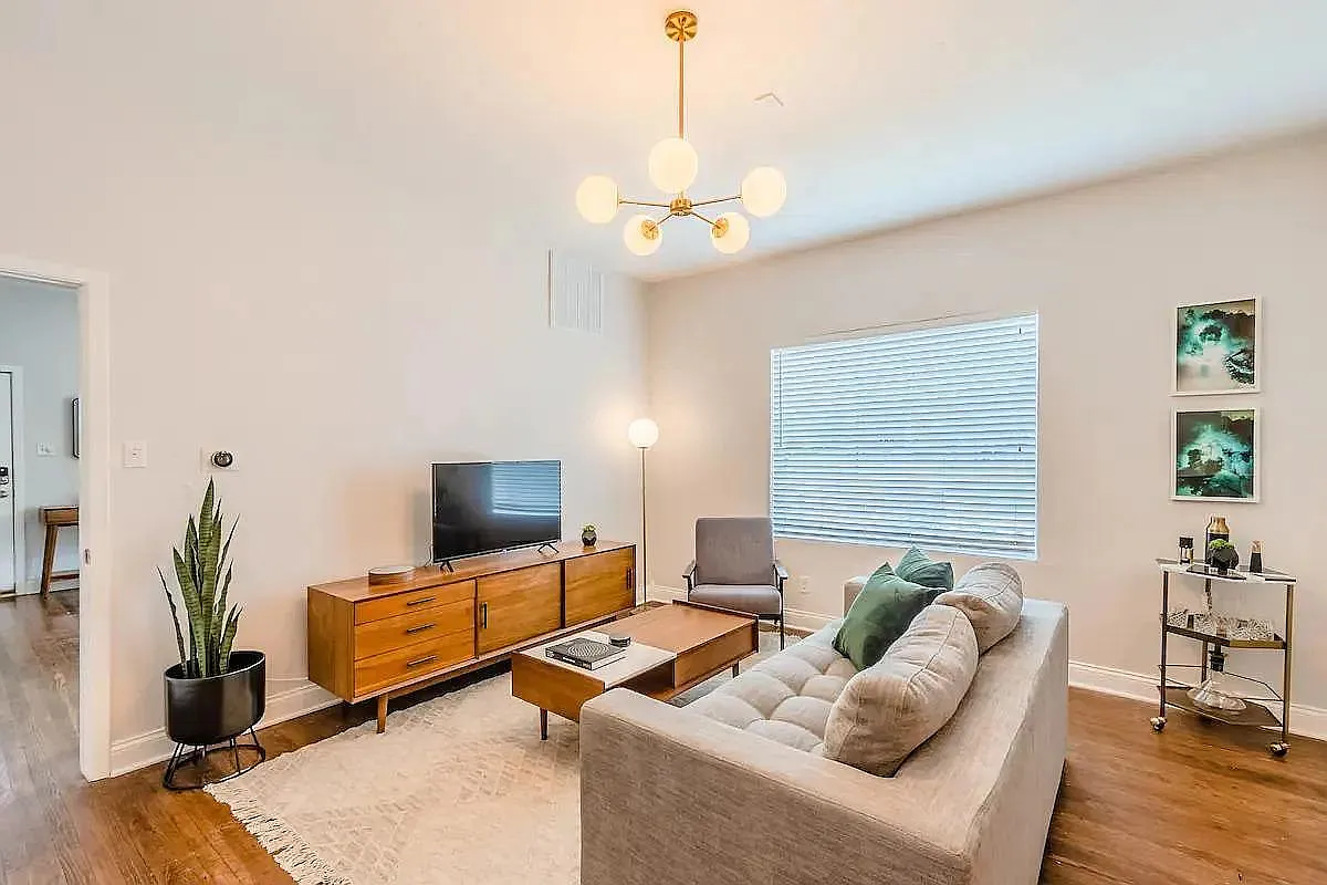 1704 S Akard St - 1704 S. Akard St , Unit 1 — Photo 2