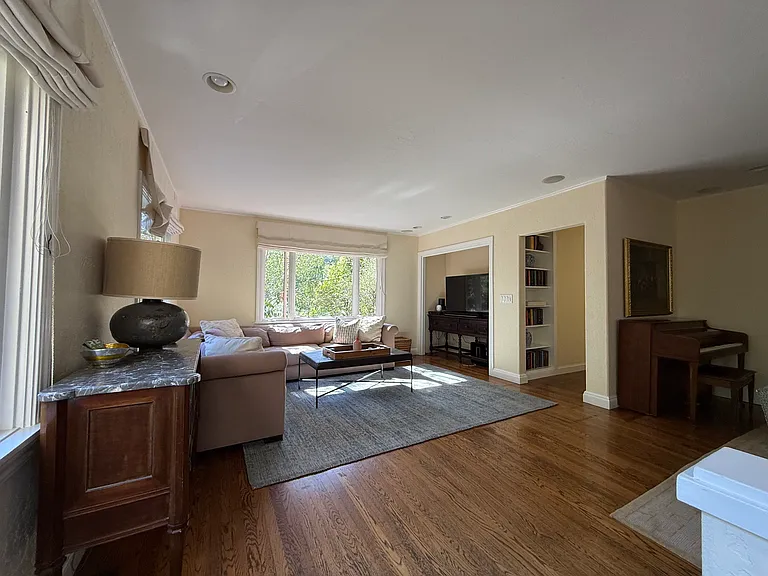 250 Manor Dr — Photo 5