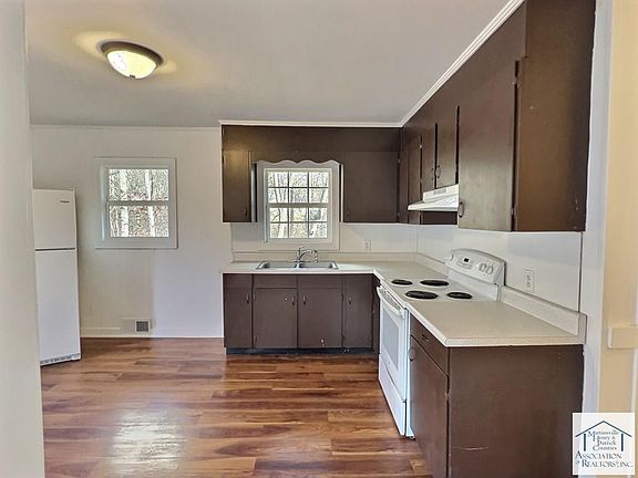 5th image of 702 Mica St