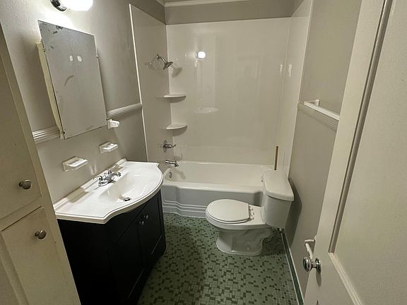 5th image of 1324 E 36th Pl APT B