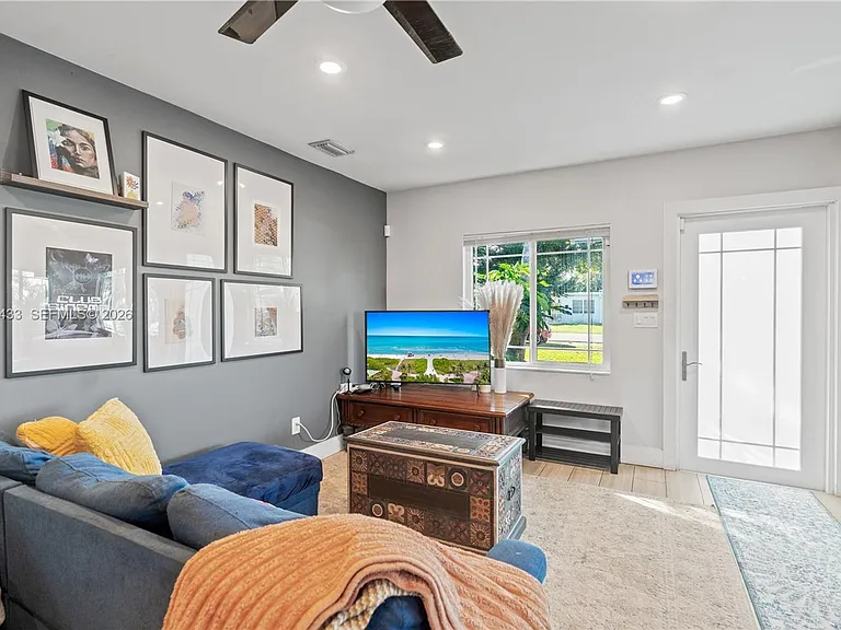 2447 Wilson St — Photo 9
