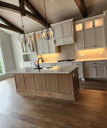 2nd image of 15001 Thousand Oaks Pl