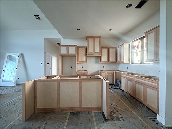 3rd image of 15 Monarch Ct