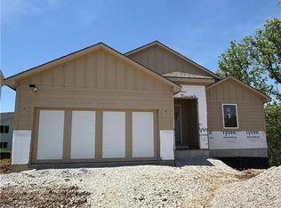 2002 SE Oak Ridge Dr, Oak Grove, MO 64075