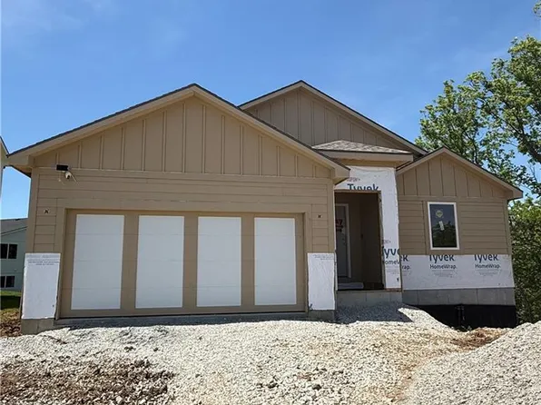 2002 SE Oak Ridge Dr, Oak Grove, MO 64075