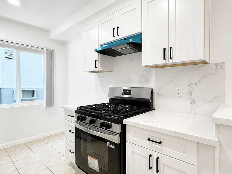 1037 N Genesee Ave #9 — Photo 4