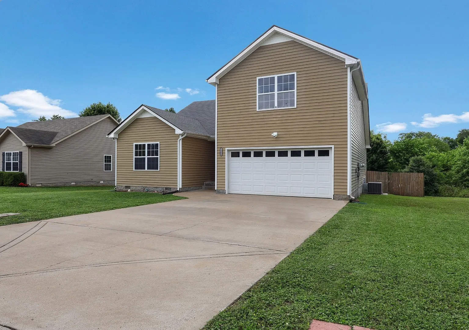 Pet Friendly Three Bedroom with Bonus! — Photo 3