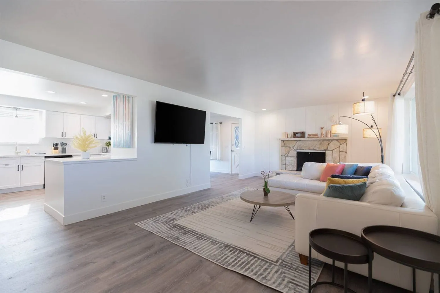 3 bed, 2.0 bath, 1722 sqft, $3,982 — Photo 3