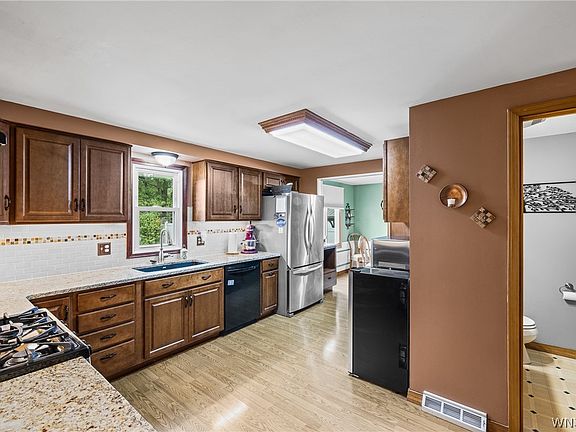 5th image of 1362 Westwood Ave