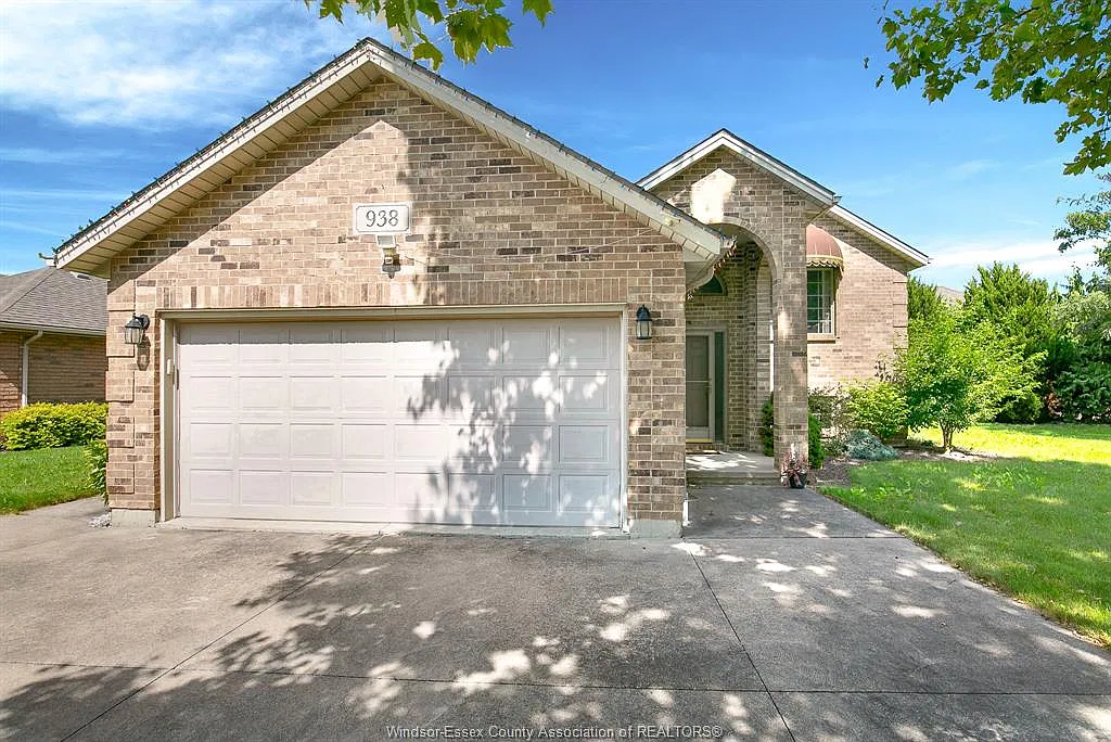 5 bed, $3,195 — Photo 2