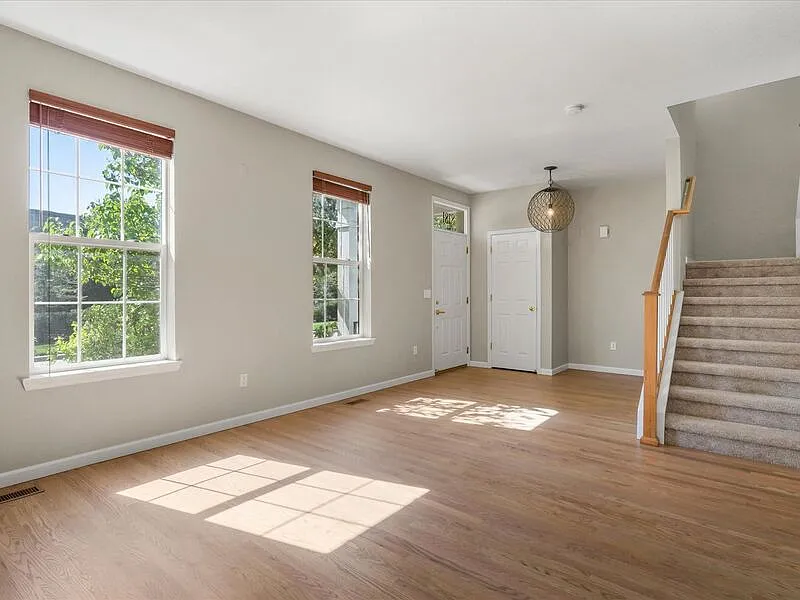 3 bed, 3.5 bath, 2141 sqft, $3,195 — Photo 2