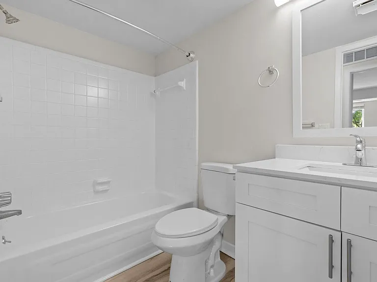Sunnymede Apartments - Troy, MI — Photo 17