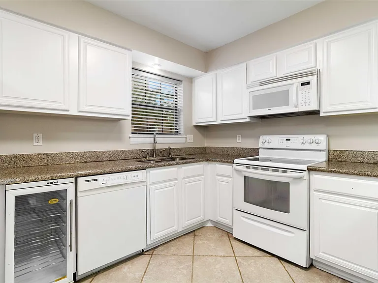 1042 Augusta Dr #1042 — Photo 7