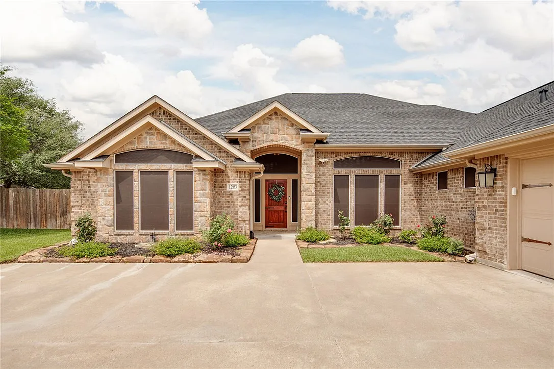 5 bed, 3.5 bath, 2672 sqft, $2,800 — Photo 2