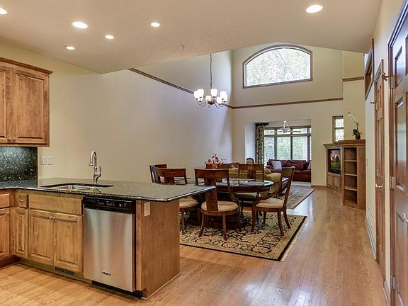 4th image of 299 Willoughby Way E