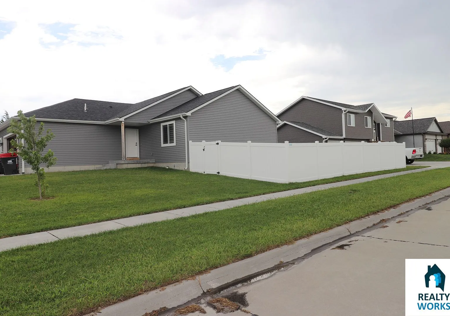4 Bedroom, 3 bath townhome available Now! — Photo 1