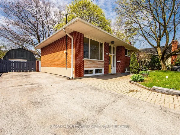530 Lees Ln, Oakville, ON L6L 4T4
