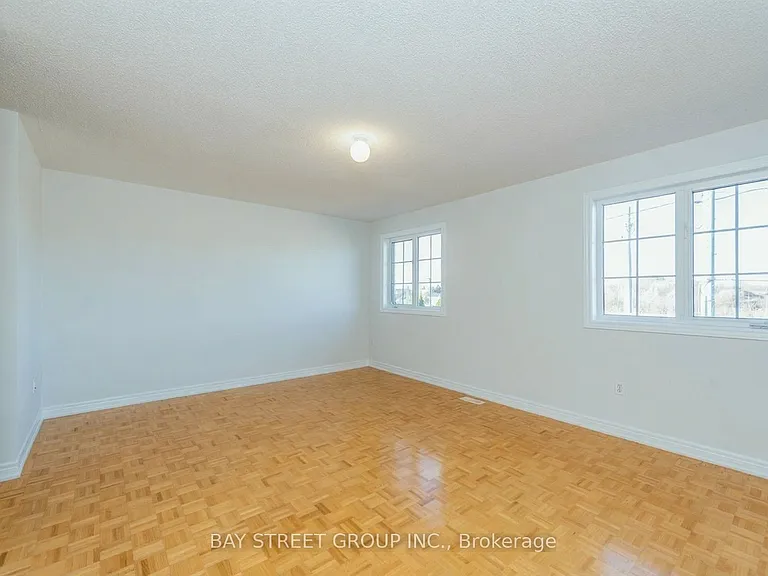 130 Royal Appian Cres — Photo 11